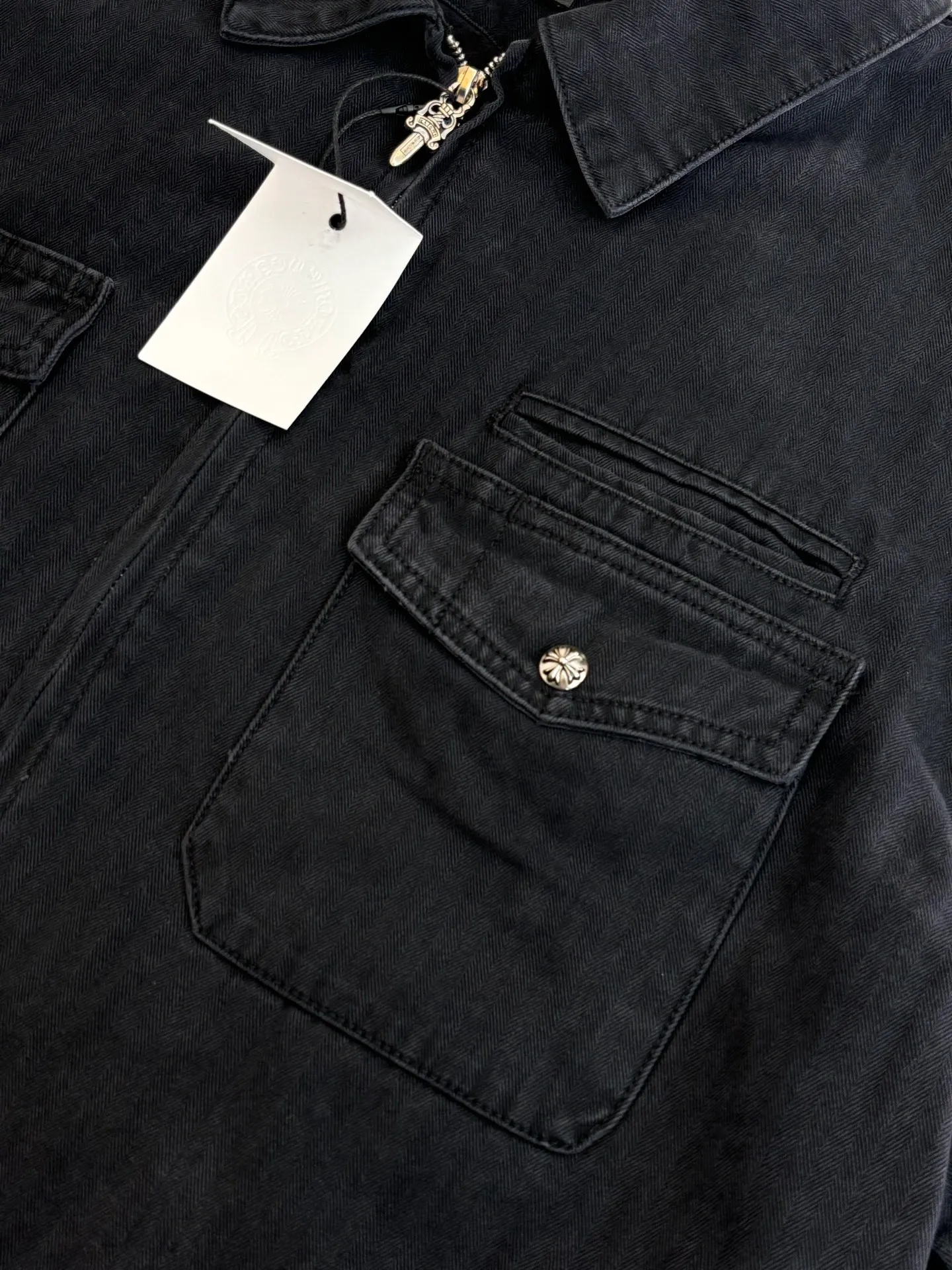 P790 Chrome Hearts*/Chrome Hearts 26Fw new herringbone pattern washed workwear cotton fabric. The main body fabric is made of pure cotton fabric with herringbone pattern woven according to YB. It has a three-dimensional crisp effect. The lining is made of jacquard pure cotton fabric. Minimum order. Ready-made garments are washed. Natural gray effect (Chehao garments stayed in the washing factory for a month and finally the effect was perfect). Due to the difficulty of washing, the scrap rate is extremely high and treasure the spot. The x neckline is cut and cut with genuine sheepskin film, and the molded hardware is aged and oxidized. Size: S/M/L